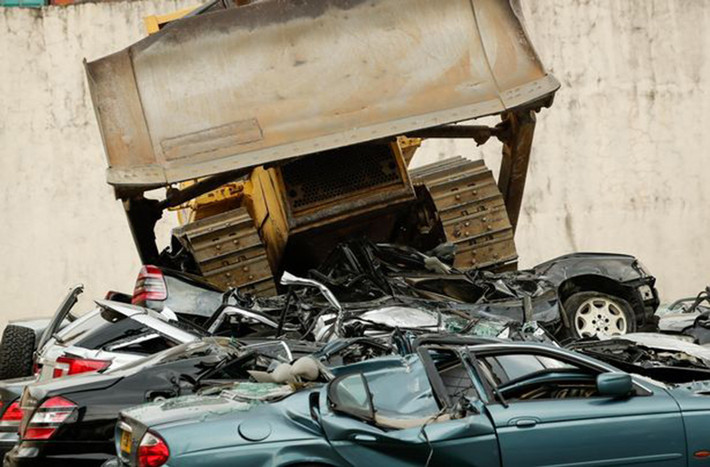 Hầu hết những chiếc xe này đều được xếp vào nhóm “đã qua sử dụng” và chỉ 3 chiếc là hoàn toàn mới, trong đó có hai chiếc xe Toyota và một chiếc Mercedez Benz bị tịch thu tại cảng Davao.