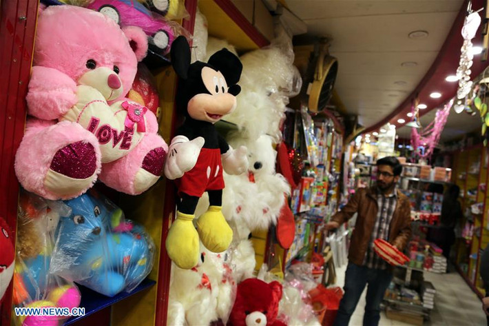 Người đàn ông mua quà tặng trong dịp lễ Valentine ở Rawalpindi, Pakistan, hôm 13/2.
