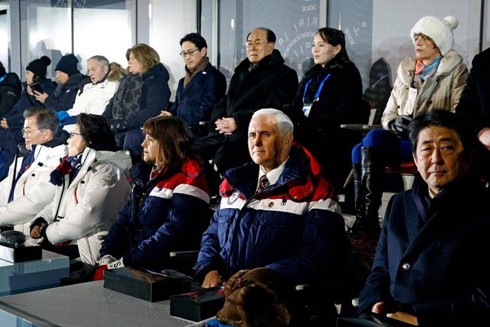 Phó Tổng thống Pence ngồi ở hàng ghế ngay phía trước em gái nhà lãnh đao Kim Jong-un.