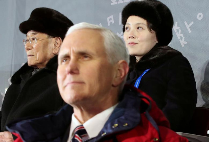 Cũng tại buổi lễ, Phó Tổng thống Mỹ Mike Pence đã được sắp xếp ngồi ở vị trí khá gần với bà Kim trên khán đài khi theo dõi lễ khai mạc Olympic PyeongChang tại Hàn Quốc tối 9/2.