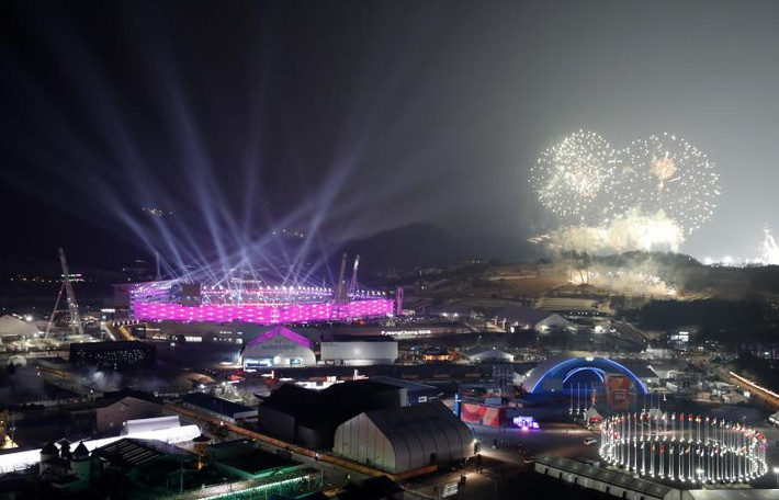 Pháo hoa rực sáng trên bầu trời PyeongChang trong lễ khai mạc.