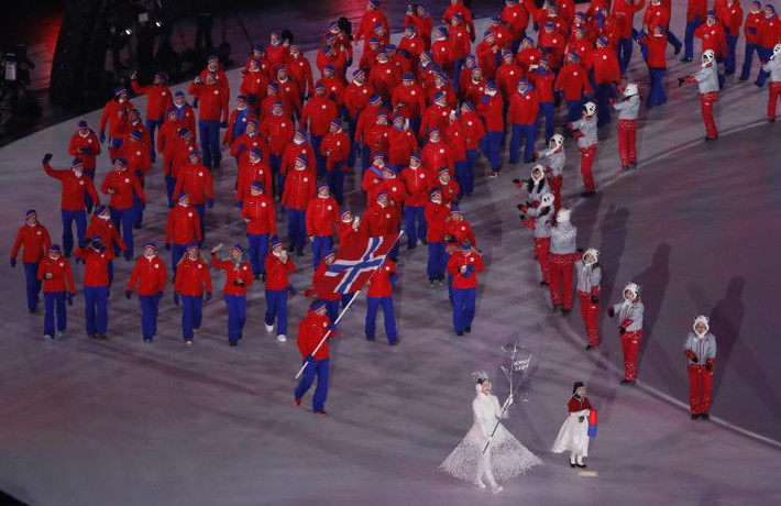 Đoàn thể thao Na Uy diễu hành qua khán đài. Ảnh: Reuters.
