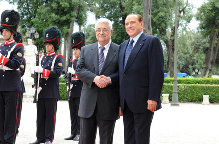 Tổng thống Palestine Mahmoud Abbas (trái) bắt tay Thủ tướng Italy Silvio Berlusconi tại Rome, Italy, ngày 3/6/2011. Ảnh: Zimbio.