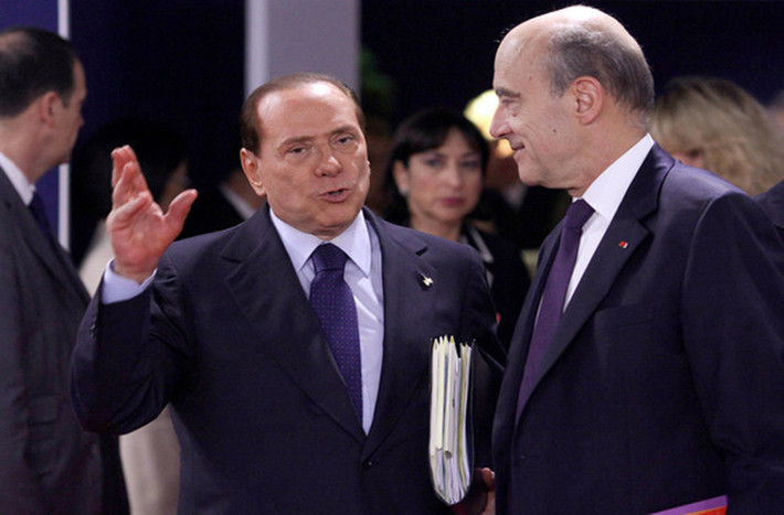 Ông Berlusconi từng bị tấn công và phải nằm viện điều trị sau khi một người đàn ông có bệnh tâm thần dùng pho tượng nhỏ đánh vào mặt ông. Được biết, trong thời gian dưỡng thương, ông Berlusconi còn soạn thêm được mấy bản nhạc tình. Ảnh: Zimbio.