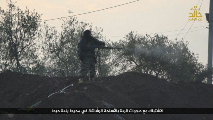 Một chiến binh Jaysh Khalid ibn al-Walid ngắm bắn lực lượng FSA.