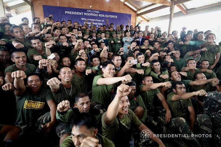 Các binh sĩ chụp ảnh cùng Tổng thống Duterte tại thành phố Marawi hôm 30/1.