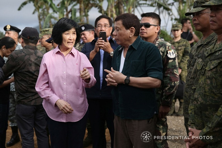 Ông Duterte trao đổi với tiến sĩ Isabel Suntay trong quá trình thị sát dự án nhà ở tại Mipaga hôm 30/1.