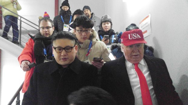 Hai người đàn ông mau chóng rời khỏi lễ khai mạc Olympic Pyeongchang 2018. Ảnh: Reuters.
