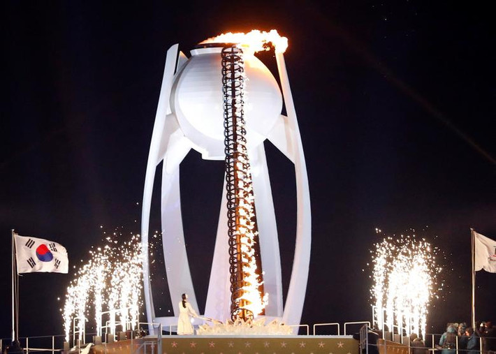 Trước đó, lễ khai mạc Thế vận hội Mùa đông Pyeongchang 2018 với những màn trình diễn đặc sắc, hoành tráng đã chính thức bắt đầu vào lúc 20 giờ ngày 9/2 (giờ địa phương). Ảnh: Reuters.