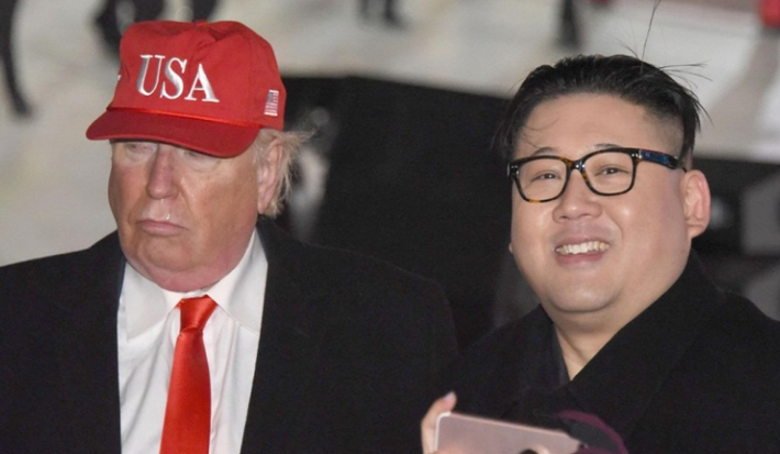 Người đàn ông đóng giả nhà lãnh đạo Kim Jong-un cười tươi khi đứng cạnh “ông Trump”. Ảnh: SCMP.