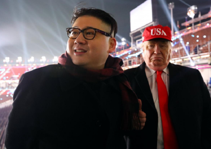Theo hãng thông tấn Reuters, hai người đàn ông đóng giả nhà lãnh đạo Triều Tiên Kim Jong-un và Tổng thống Mỹ Donald Trump đã gây xôn xao khi xuất hiện trên khán đài tại lễ khai mạc Thế vận hội Mùa đông Pyeongchang 2018 ở Hàn Quốc tối 9/2. Ảnh: Reuters.