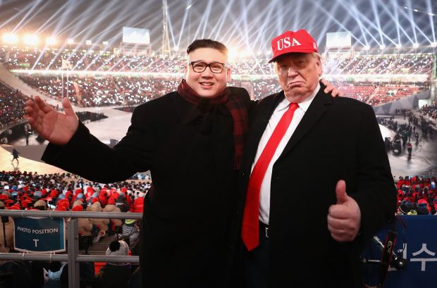 Trước đó, họ đã tranh thủ chụp ảnh “tự sướng” trên khán đài. Ảnh: Getty.