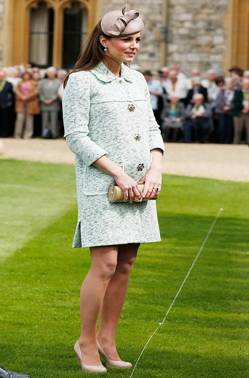 Phong cách thời trang của Công nương Kate Middleton, kể cả khi cô mang bầu, luôn thu hút sự chú ý của mọi người. Trong thời gian mang thai, Công nương Kate thường chọn cho mình những bộ trang phục rộng rãi để che bụng bầu nhưng vẫn toát lên vẻ đẹp quý phái. (Nguồn ảnh: The Richest)