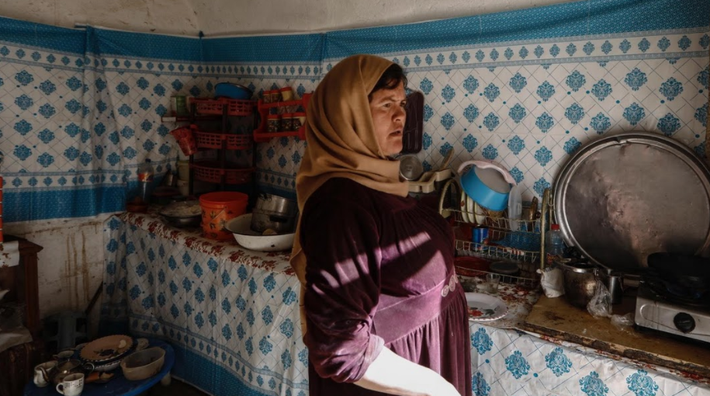 Người phụ nữ Tunisia chuẩn bị bữa ăn cho cả nhà trong bếp.