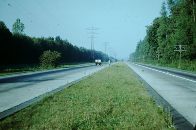 Cảnh vắng vẻ trên đoạn đường cao tốc Karlsruhe-Frankfurt.