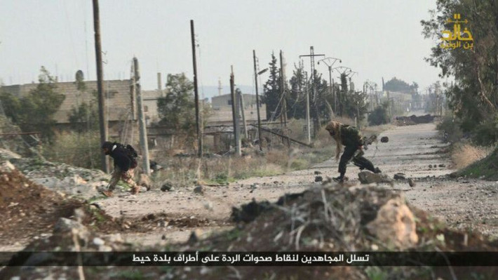 Hãng Enab Baladi của lực lượng ủng hộ phe đối lập Syria đưa tin, nhóm Jaysh Khalid ibn al-Walid tuyên bố đã tiêu diệt hơn 30 chiến binh FSA, trong đó có cả thủ lĩnh lữ đoàn al-Harmain Sami al-Saffouri.