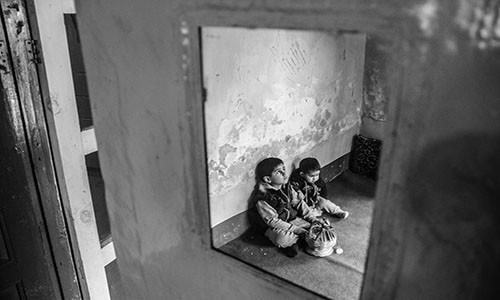 Suhaib và Iffaq ngồi trong phòng khách lãnh lẽo. Cha của hai em đã chết khi tham gia một cuộc biểu tình ở Kashmir hồi năm ngoái.