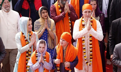 Thủ tướng Trudeau cùng phu nhân Sophie Gregoire, con gái Ella Grace và con trai Xavier thăm một địa điểm ở Ấn Độ. Ảnh: Reuters.