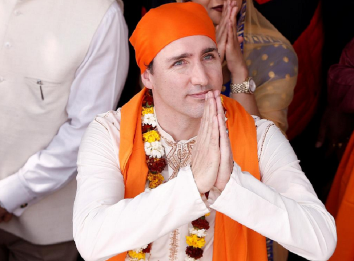 Thủ tướng Trudeau chào mọi người trong chuyến thăm Đền Vàng ở Amritsar, Ấn Độ, ngày 21/2. Ảnh: Reuters.