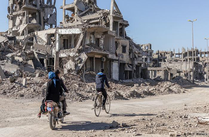 Theo DW, hầu hết thành phố Raqqa, nơi từng được coi là “thủ phủ” của phiến quân IS tại Syria, hiện nay vẫn ngổn ngang với những đống đổ nát và những tòa nhà bị tàn phá nặng nề trong các cuộc giao tranh. (Nguồn ảnh: DW)