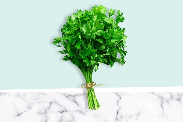 Theo Health, rau mùi tốt cho sức khỏe khi cung cấp các chất dinh dưỡng quan trọng như vitamin A, K và C cũng như các chất chống oxy hóa có lợi cho tim. Ảnh: Getty.