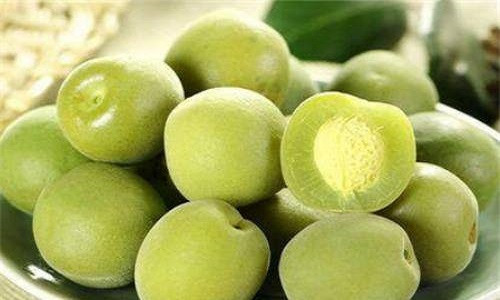3. Mơ: Mơ chua là một loại thực phẩm có tính kiềm tự nhiên. Phụ nữ thường xuyên ăn loại thực phẩm này có thể giúp bồi bổ tử cung. Nó cũng có thể trì hoãn sự lão hóa, xóa nếp nhăn và dưỡng ẩm cho da. Theo Sohu, càng ăn nhiều, bạn càng trẻ ra. Ảnh: Sohu.