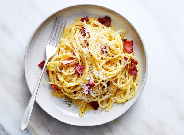 Món spaghetti carbonara (Italy) luôn đứng đầu trong danh sách thực đơn cho những bữa tối dịp lễ Tình nhân. Ảnh: NYT.
