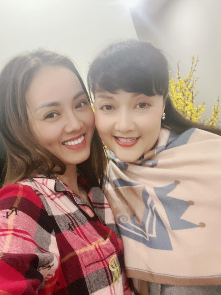 Về phía mình, bà xã Công Lý - Ngọc Hà - tiết lộ: "Chị gái Vân Dung sang thăm Lý già! Chị gái nghe tin Lý không đóng Táo mà khóc nức nở. Còn viết tin nhắn dài như lá sớ động viên Lý. Năm mới làm kiểu ảnh với chị gái để cả năm cười như hoa nở".