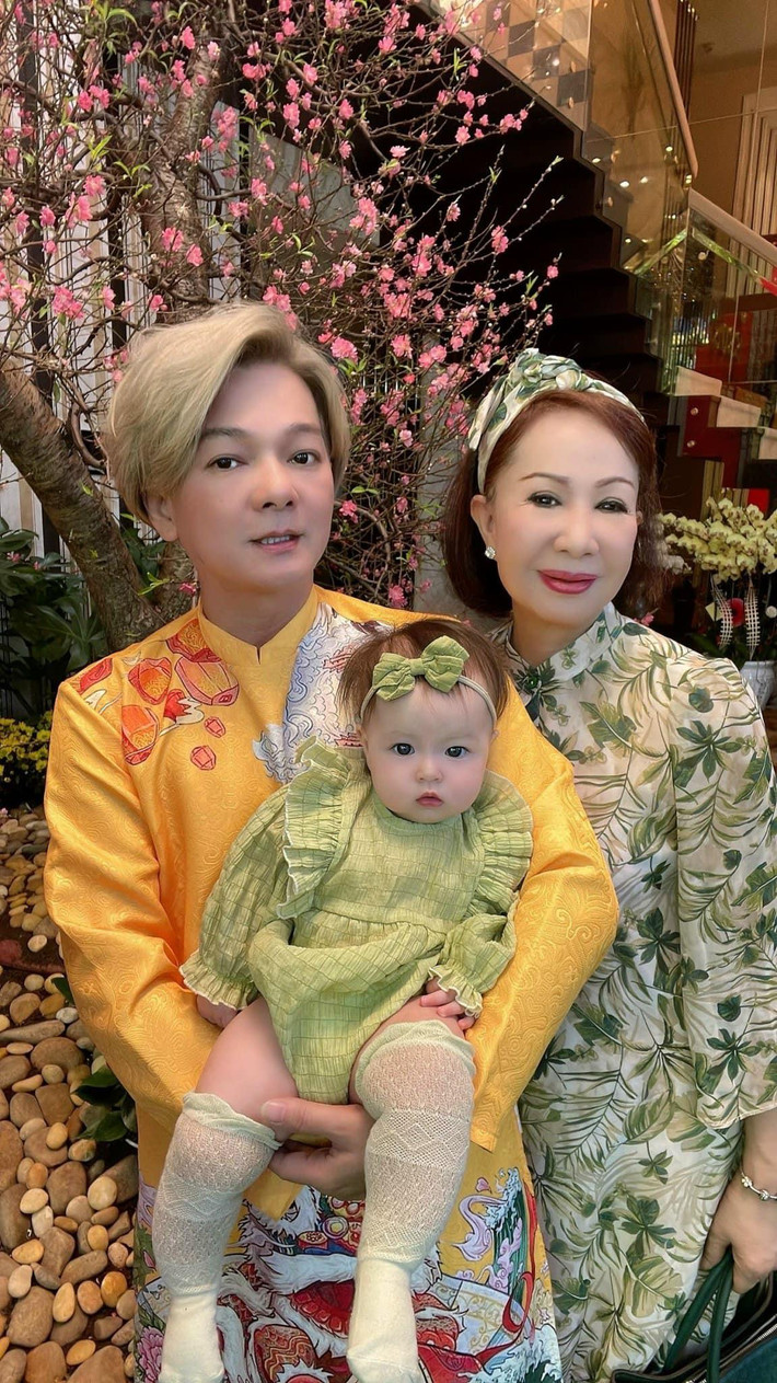 Vũ Hà hài hước bảo: "Mùng 2 gia đình nhỏ của em đi chúc Tết bà con và bạn bè kiếm ít đồng ra đồng vô".