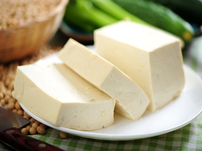 Đậu phụ là món phổ biến trong chế độ ăn kiêng của người Nhật. Đây không chỉ là món thuần chay mà còn giúp bạn có làn da đàn hồi, tươi trẻ hơn. Ảnh: BS.