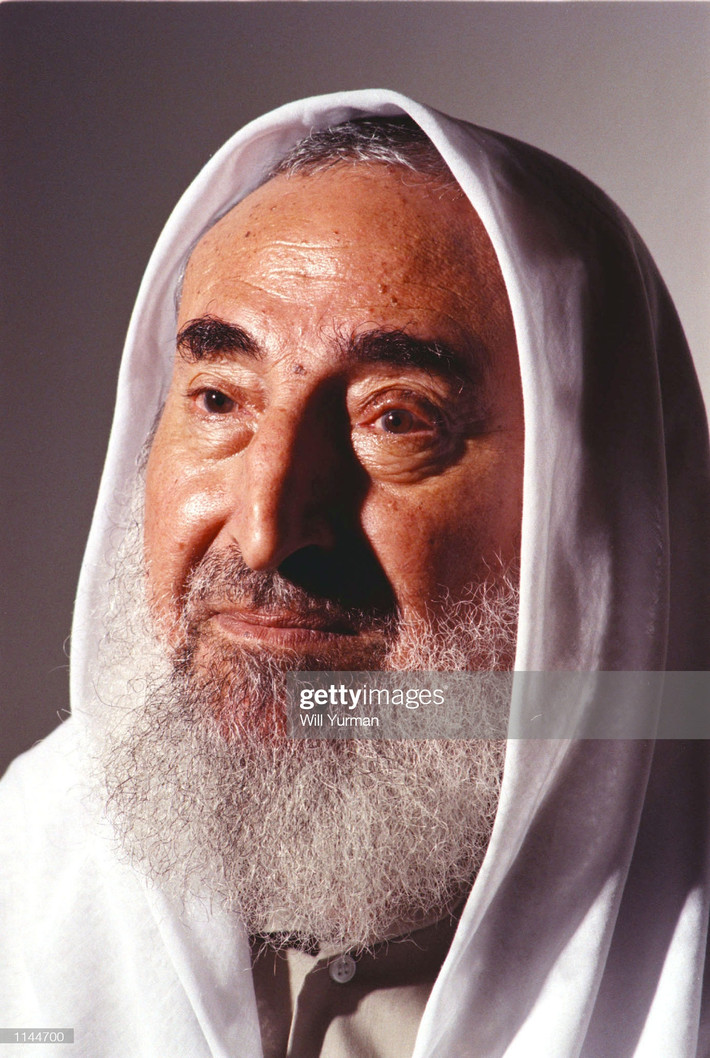 Ông Ahmed Yassin (ảnh), người sáng lập phong trào Hamas, sinh ra tại al-Jura, một ngôi làng nhỏ của người Palestine. Theo hộ chiếu Palestine, ngày sinh của ông Ahmed là 1/1/1929. Tuy nhiên, Ahmed Yassin khẳng định ông sinh năm 1937. Ảnh: Getty.
