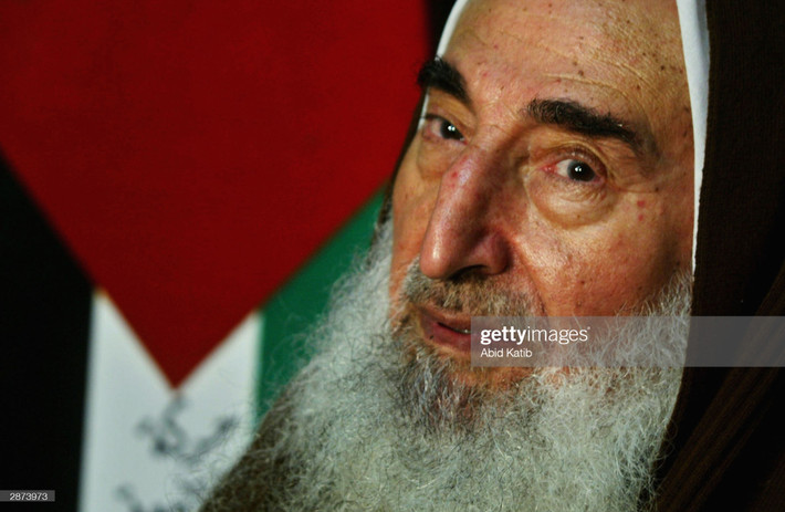 Sau nhiều năm thất nghiệp, ông Ahmed Yassin nhận được vị trí giáo viên dạy tiếng Ả Rập tại một trường tiểu học ở Rimal, Gaza. Có công việc giúp Yassin ổn định kinh tế. Ông kết hôn với bà Halima Yassin vào năm 1960. Họ có 11 người con. Ảnh: Getty.