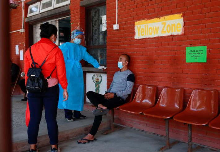 Nhân viên y tế hỏi một bệnh nhân tại bệnh viện ở Kathmandu, ngày 26/4/2021. Ảnh: Reuters.
