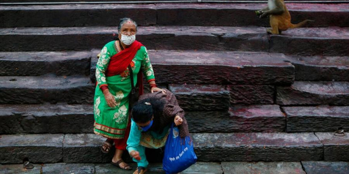 Những lao động nói trên đã không được xét nghiệm COVID-19 hoặc đưa đi cách ly khi trở về Nepal từ Ấn Độ. Chỉ trong vòng vài tuần, họ bắt đầu xuất hiện triệu chứng bệnh. Ảnh: AP.