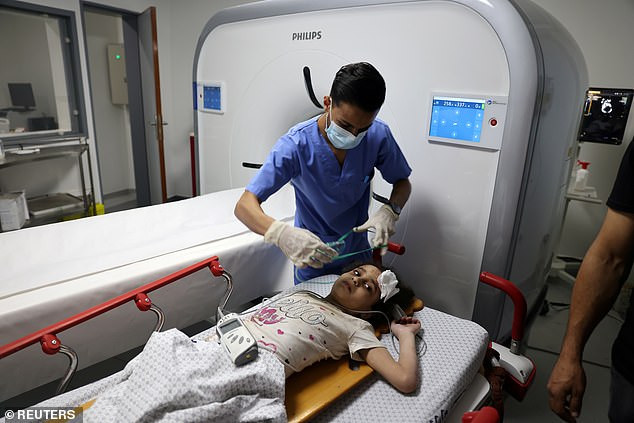Suzy Eshkuntana được nhân viên y tế chữa trị tại bệnh viện.