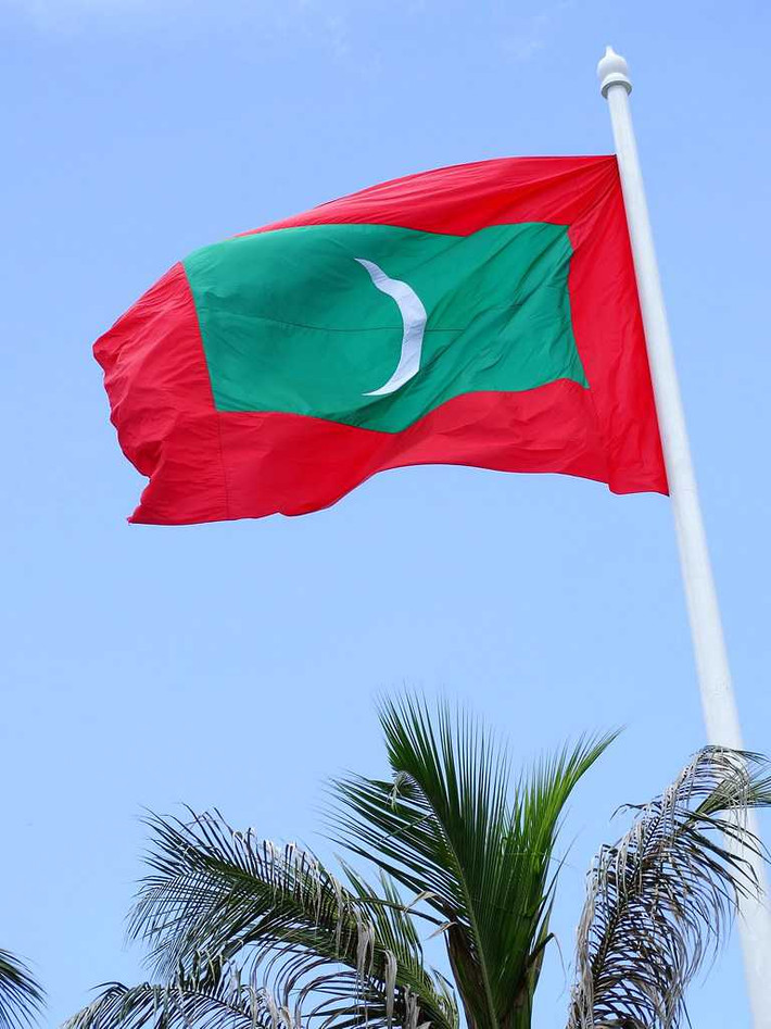 Quốc kỳ Maldives gồm 3 màu: đỏ, xanh lá cây và trắng. Trong đó, màu đỏ tượng trưng cho sự hy sinh của những người đã mất để bảo vệ đất nước, màu xanh tượng trưng cho hòa bình và thịnh vượng, và hình trăng lưỡi liềm biểu tượng cho Hồi giáo. Ảnh: HC.