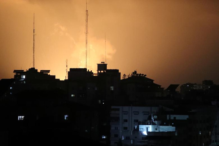 Israel tuyên bố vụ không kích là nhằm đáp trả cuộc tấn công bằng tên lửa trước đó của Hamas nhằm vào khu vực Jerusalem.