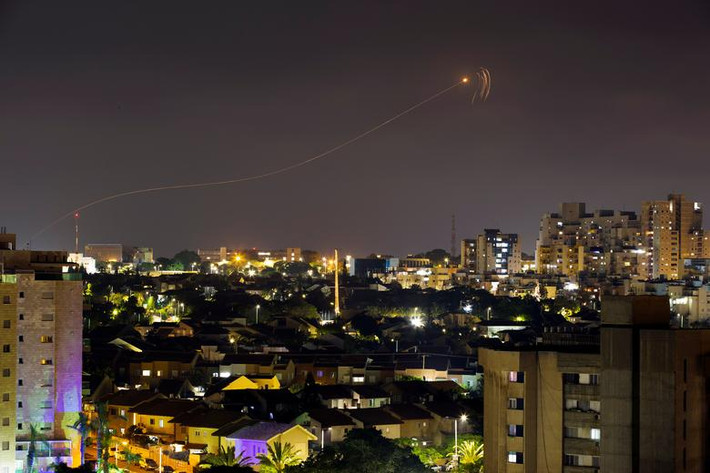 Lực lượng Hamas đã tấn công bằng tên lửa vào Israel sau khi hàng trăm người Palestines bị thương trong cuộc đụng độ với cảnh sát Israel tại nhà thờ Hồi giáo Al-Aqsa.