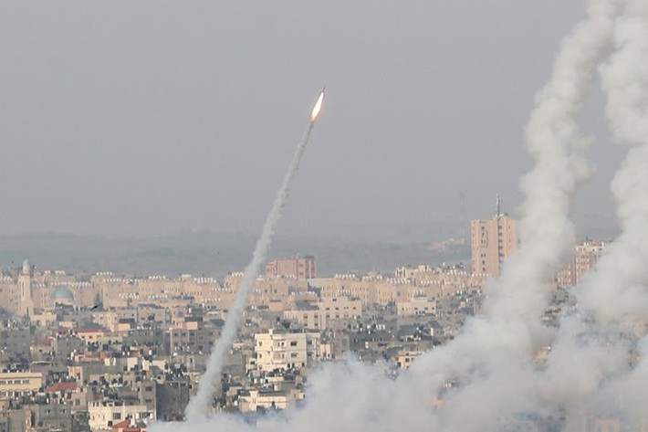 Bức ảnh chụp quả tên lửa được phóng từ Dải Gaza về phía Israel giữa lúc căng thẳng tại Jerusalem leo thang.