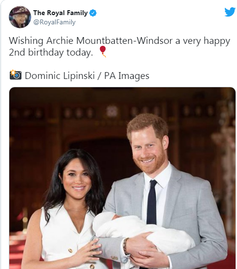 Tài khoản mạng xã hội của gia đình Hoàng gia Anh, @theroyalfamily, đã đăng bức ảnh chụp vợ chồng Hoàng tử Harry bế con trai "ra mắt" thế giới lại Lâu đài Windsor hồi tháng 5/2019, kèm chú thích: "Chúc Archie Mountbatten-Windsor một sinh nhật 2 tuổi thật vui vẻ vào hôm nay (6/5/2021)". Ảnh: PA.