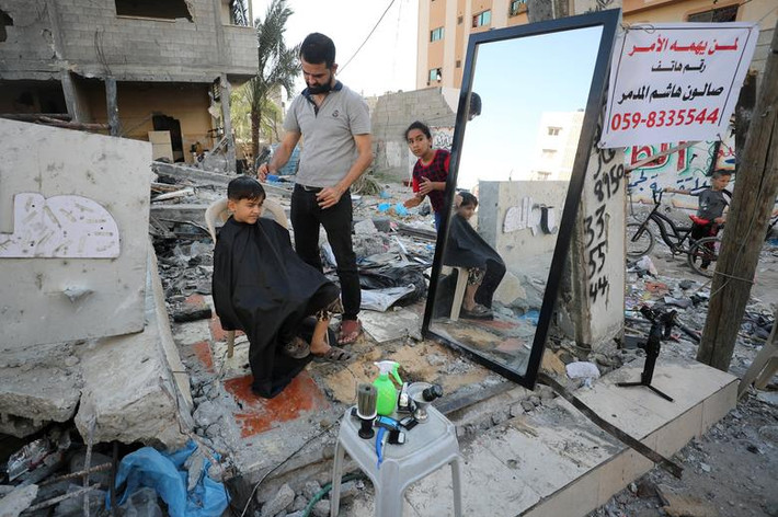 Cửa hàng cắt tóc đã bị phá hủy tại Gaza.