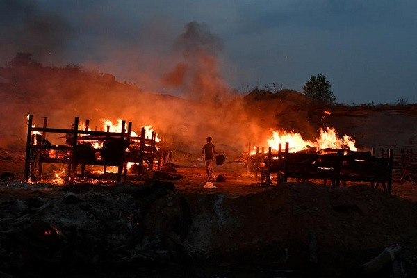 Số ca tử vong tăng nhanh khiến các lò hỏa táng rơi vào tình trạng quá tải. Ảnh: Reuters.