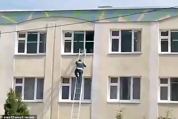 Các em nhỏ và giáo viên được sơ tán xuống đất bằng thang.