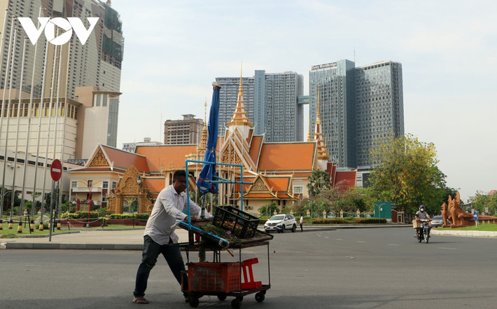 Cùng với các biện pháp chống dịch, Campuchia đang đẩy mạnh chiến dịch tiêm chủng. Ảnh: VOV.