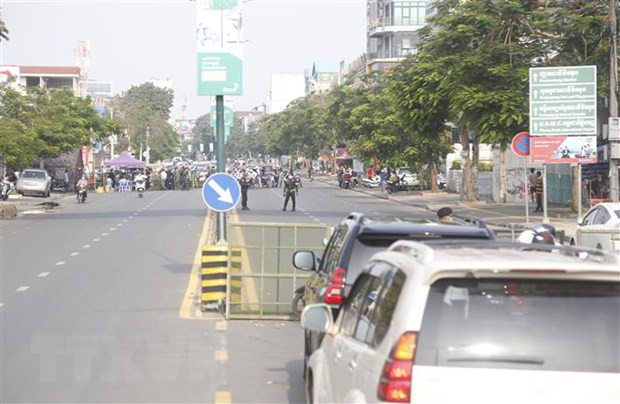 Trước diễn biến phức tạp của dịch COVID-19, chính phủ Campuchia đã quyết định thực hiện phong tỏa và giãn cách xã hội tại thủ đô Phnom Penh hai tuần, từ đêm ngày 14 đến 28/4. Ảnh: Cảnh sát phong tỏa một tuyến phố tại Phnom Penh, Campuchia, ngày 17/4, nhằm ngăn chặn sự lây lan của COVID-19. Ảnh: THX/TTXVN.