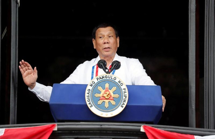 Chính phủ Philippines cũng đang cố gắng đẩy nhanh công tác tiêm chủng vắc xin ngừa COVID-19 cho người dân. Tuy nhiên, tình trạng thiếu vắc xin khiến công tác chống dịch gặp nhiều khó khăn. Ảnh: Reuters.
