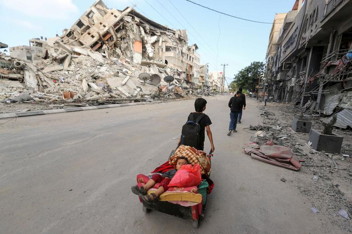 Các em nhỏ ở Gaza đi lánh nạn.
