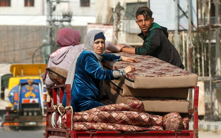Cảnh người dân Palestine lũ lượt sơ tán ở Dải Gaza.