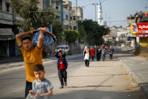 Nhóm người Palestine ở thành phố Gaza mang theo đồ đạc lũ lượt sơ tán hôm 14/5 để đảm bảo an toàn.