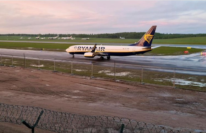 Khi đó, máy bay của Ireland đang trên hành trình từ Athens, Hy Lạp, tới thủ đô Vilnius của Litva đã buộc phải hạ cánh xuống thủ đô Minsk của Belarus khi bay qua không phận nước này. Ảnh: Reuters.